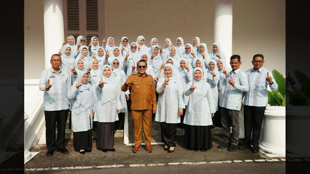 Lepas kontingen PKK ikuti jambore, Bupati Eka Putra foto bersama  dengan kader PKK